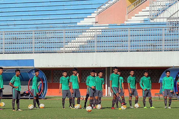 Tim nasional Indonesia U-19 menjalani uji lapangan di Stadion Maguwoharjo, Sleman, Yogyakarta, Jumat (11/8/2017), menjelang laga uji coba melawan PSS Sleman besok malam.