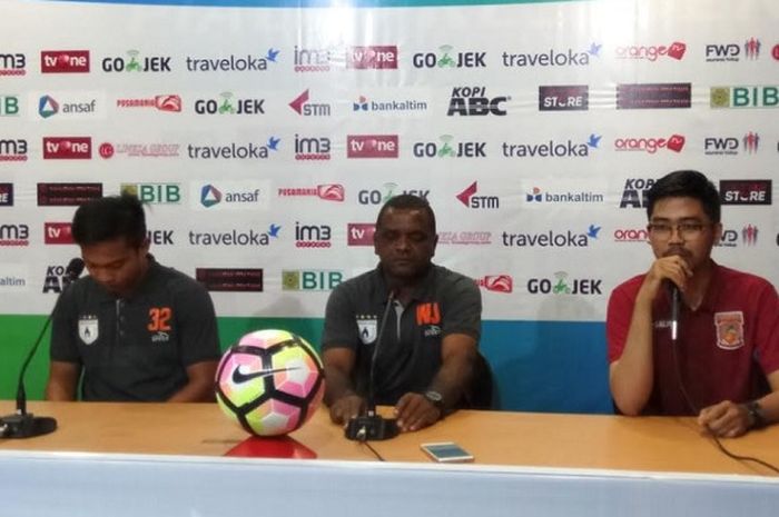 Pelatih Persipura Wanderley Machado da Silva Junior (tengah) saat sesi konferensi pers di Stadion Segiri, Samarinda, Kalimantan Timur, Minggu (20/8/2017) pukul 15.00 Wita.