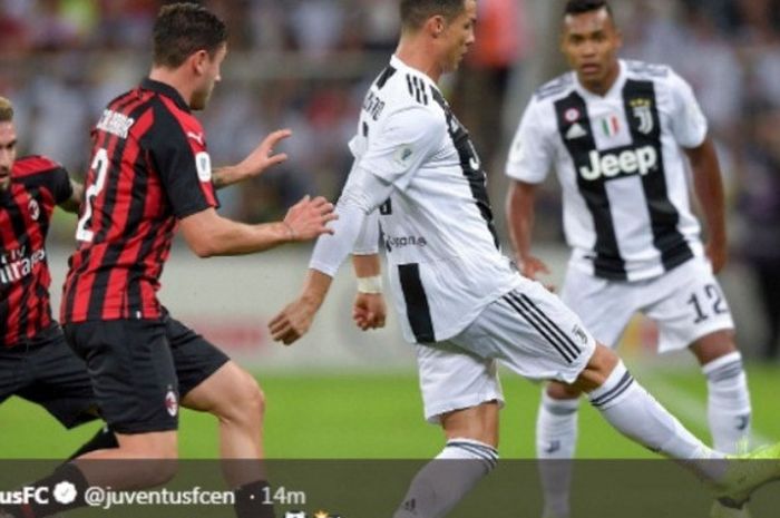 Para bek AC Milan mengawal megabintang Juventus, Cristiano Ronaldo, daam partai Piala Super Italia di King Abdullah Sports City, Jeddah, Rabu (16/1/2019)