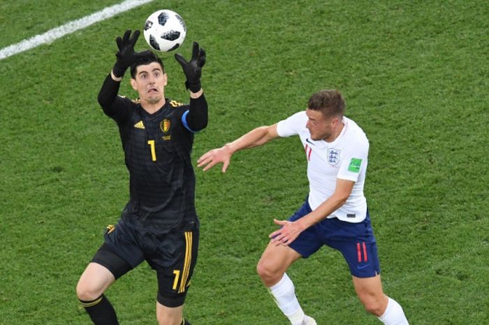 Kiper Belgia, Thibaut Courtois (kiri), berduel dengan penyerang Inggris, Jamie Vardy, dalam laga Grup G Piala Dunia 2018 di Kaliningrad Stadium, Kaliningrad, Rusia pada 28 Juni 2018.