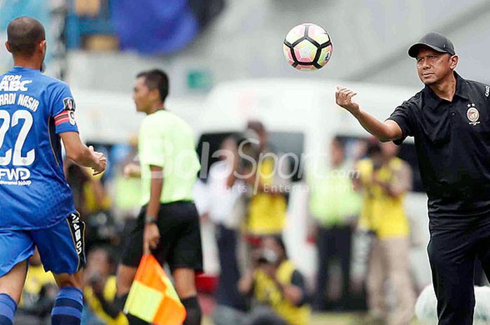 Pelatih Sriwijaya FC, Rahmad Darmawan (kanan), memberikan bola kepada pemain Persib Bandung, Supardi Nasir, saat kedua tim berlaga di partai pembukaan Piala Presiden 2018 di Stadion Gelora Bandung Lautan Api, Kab. Bandung, Selasa (16/1/2018).