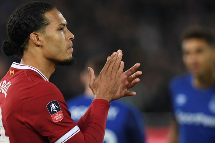 Bek anyar Liverpool yang didatangkan pada bursa transfer Januari 2018, Virgil van Dijk, memainkan laga debut pada pertandingan derbi Merseyside melawan Everton di ajang Piala FA di Stadion Anfield, Jumat (5/1/2018) waktu setempat.