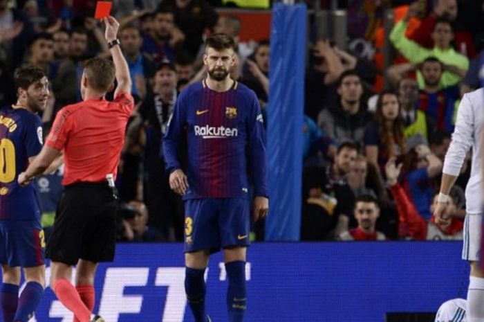  Pemain Barcelona, Sergi Roberto, diganjar kartu merah oleh wasit Alejandro Hernández pada laga el clasico melawan Real Madrid di Stadion Camp Nou, Barcelona pada 6 Mei 2018. 