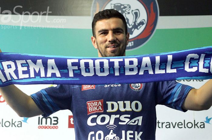 Pemain baru Arema FC asal Turkmenistan, Ahmet Atayev, mengangkat syal Arema saat diperkenalkan ke publik dalam konfrensi pers di Kantor Arema Malang, Jawa Timur, Selasa (08/08/2017) siang.