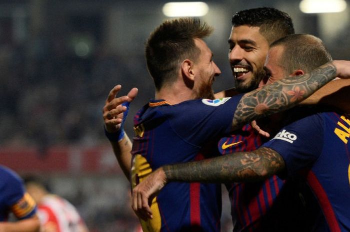 Striker FC Barcelona, Luis Suarez (kedua dari kanan), merayakan gol yang dia cetak ke gawang Girona dalam laga Liga Spanyol di Stadion Montilivi, Girona, pada 23 September 2017.