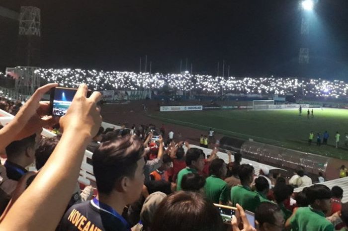 Lampu Stadion Gelora Delta, Sidoarjo tiba-tiba mati saat laga semifinal Timnas U-19 Indonesia Vs Malaysia pada Kamis (12/7/2018).