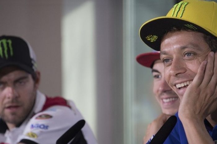 Pebalap Movistar Yamaha, Valentino Rossi (kanan), sedang berbicara dalam konferensi pers jelang GP San Marino di Sirkuit Misano, Kamis (8/9/2016).