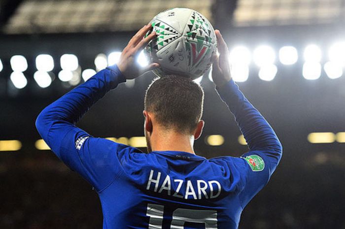 Gelandang Chelsea, Eden Hazard, melakukan lemparan ke dalam saat melawan Nottingham Forest pada putarak ketiga Piala Liga Inggris di Stadion Stamford Bridge, London, pada 20 September 2017.