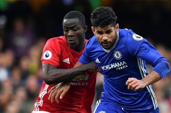 Eric Bailly berduel dengan Diego Costa saat  Manchester United kalah 0-4 dari Chelsea pada partai lanjutan Premier League di Stadion Stamford Bridge, Minggu (23/10/2016).