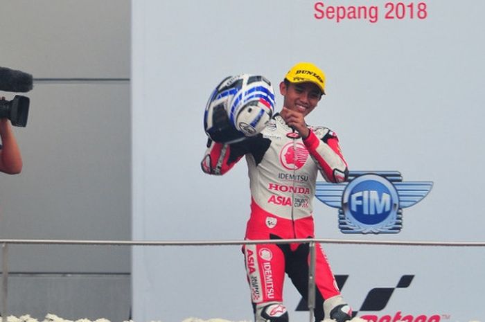 Pebalap Astra Honda Racing Team (AHRT) Indonesia, Mario Suryo Aji, berpose di podium pada balapan pertama Asia Talent Cup 2018 di Sirkuit Sepang, Malaysia, Sabtu (3/11/2018).