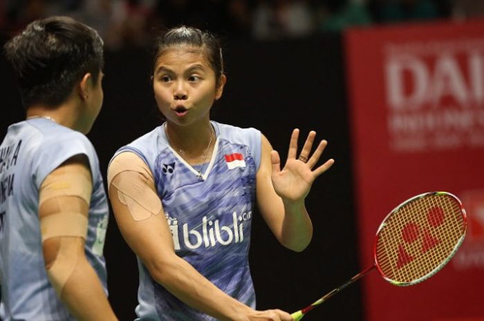 Pasangan ganda putri Indonesia, Greysia Polii/Apriyani Rahayu, sedang berdiskusi dalam laga final Indonesia Masters 2018 di Istora Senayan, Jakarta, Minggu (28/1/2018).