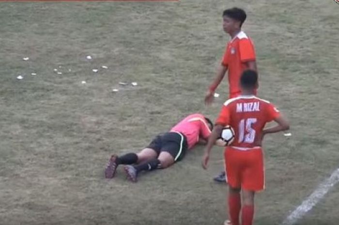 Hakim garis terkapar di lapangan pada pertandingan Liga 3 zona Jawa Tengah antara Persitema Temanggung versus PSIP Pemalang