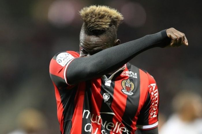   Penyerang Nice, Mario Balotelli, bereaksi dalam pertandingan Ligue 1 kontra Caen di Stadion Allianz Riviera, Nice, Prancis, pada 10 Maret 2017.  