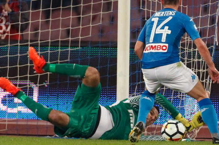 Aksi kiper Inter Milan, Samir Handanovic (bawah), saat melakukan penyelamatan dari peluang yang didapat penyerang Napoli, Dries Mertens, dalam pertandingan Liga Italia 2017-2018 di Stadion San Paolo, Naples, Italia, pada Sabtu (21/10/2017).