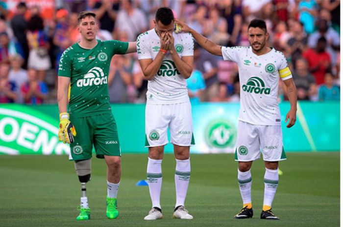 3 Pesepak bola yang selamat dari tragedi pesawat Chapecoense, Jakson Follman (kiri), Neto (tengah), dan Alan Ruschel (kanan).