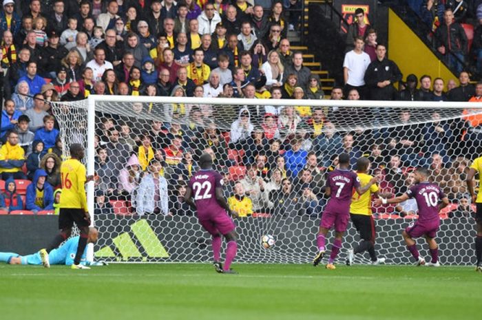 Sergio Aguero (10) mencetak gol Manchester City ke gawang Watford pada partai Liga Inggris di Stadion Vicarage Road, 16 September 2017.