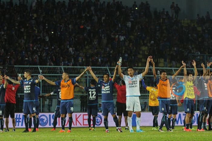 Pemain Arema FC menyapa ribuan Aremania seusai pertandingan melawan Sriwijaya FC.