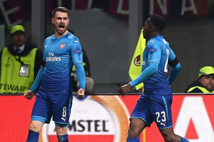 Gelandang Arsenal, Aaron Ramsey (kiri), merayakan gol yang dia cetak ke gawang AC Milan dalam laga leg pertama babak 16 besar Liga Europa di Stadion San Siro, Milan, Italia, pada 8 Maret 2018.