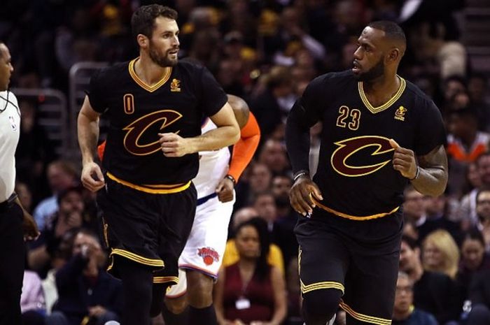 Pemain Clevland Cavaliers, Kevin Love #0 and LeBron James #23 memasuki lapangan pertandingan dalam pertandingan menghadapi New York Knicks di Quicken Loans Arena, Cleveland, Ohio, Amerika Serikat, pada  25 Oktober 2016.