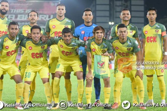 Andik Vermansah (depan, dua dari kiri) bersama pemain Kedah FA sebelum bersua tuan rumah Kelantan FA pada laga pamungkas fase Grup C Piala Malaysia 2018 di Stadion Sultan Muhammad ke-IV, Kota Bahru, 16 September 2018. 