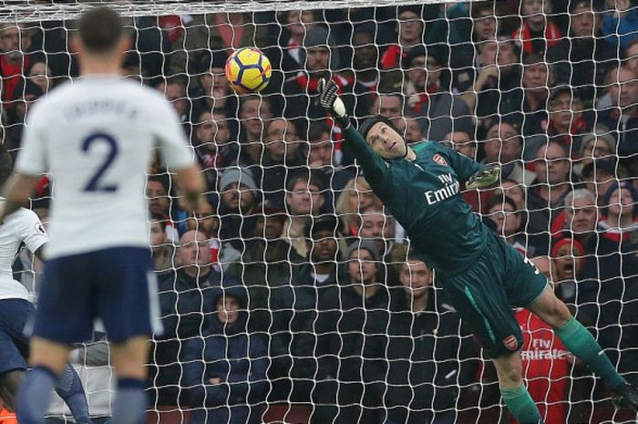 Kiper Arsenal, Petr Cech, menepis tembakan gelandang Tottenham Hotspur, Eric Dier, dalam laga Liga Inggris di Stadion Emirates, London, pada 18 November 2017.