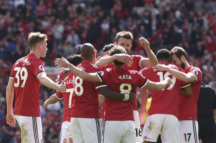    Para pemainManchester United merayakan gol ke gawang Watford  pada laga Liga Inggris di Stadion Old Trafford, Manchester, Minggu (13/5/2018).   