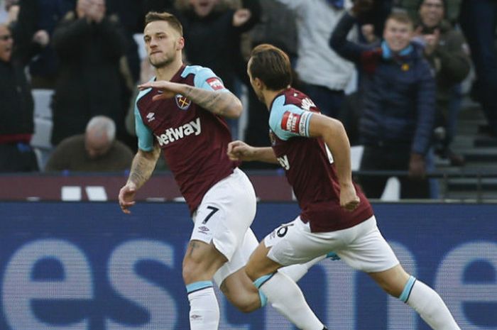 Penyerang West Ham United, Marko Arnautovic, melakukan selebrasi seusai mencetak gol ke gawang Chelsea dalam laga di London Stadium, Sabtu (9/12/2017)