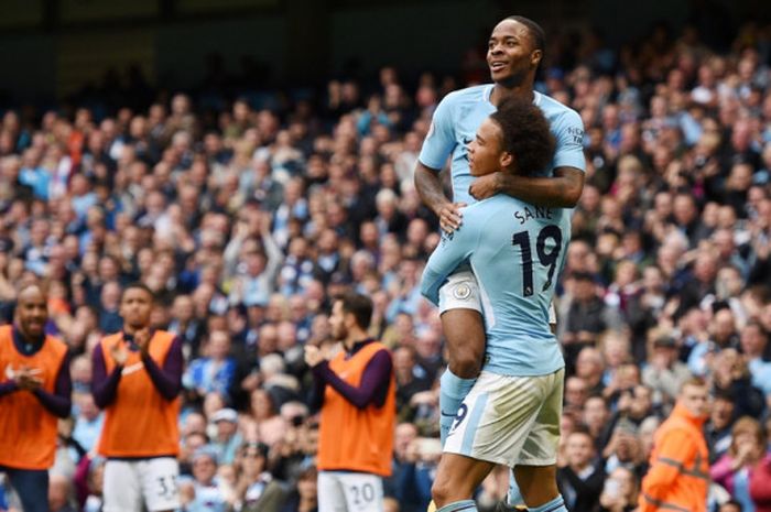 Pemain Manchester City, Raheem Sterling, merayakan gol yang dia cetak dengan digendong Leroy Sane dalam laga Liga Inggris kontra Crystal Palace di Stadion Etihad, Manchester, pada 23 September 2017.