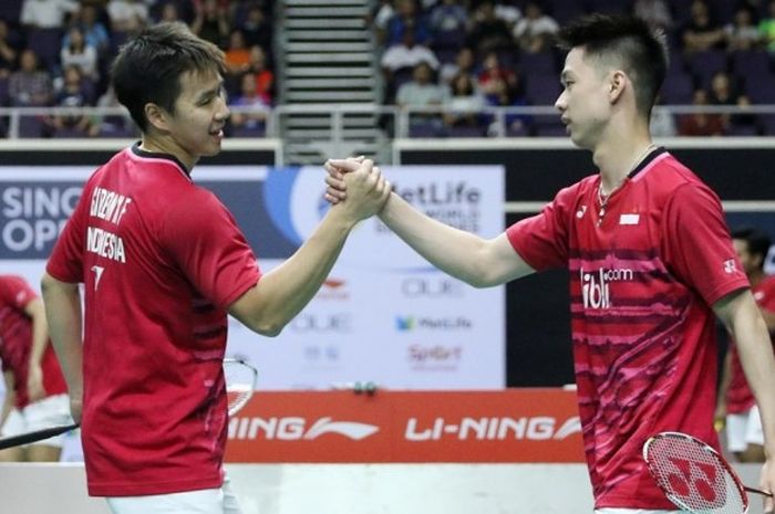 Pasangan ganda putra nasional, Marcus Fernaldi Gideon/Kevin Sanjaya Sukamuljo, melakukan selebrasi setelah memenangi pertandingan atas Lee Jhe-Huei/Lee Yang (Taiwan) pada babak perempat final Singapura Terbuka di Singapore Indoor Stadium. Jumat (14/4/2017). Marcus/Kevin menang 21-16, 21-14.