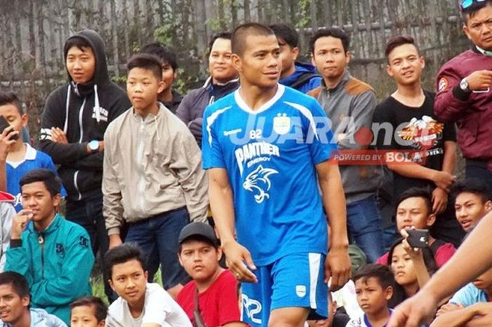 Tantan saat masih mengikuti sesi latihan kala memperkuat Persib Bandung.