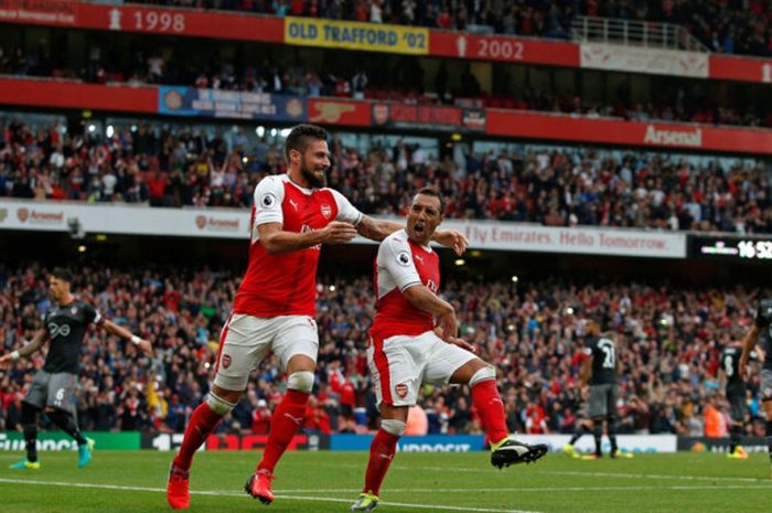 Gelandang Arsenal, Santi Cazorla (kanan), merayakan golnya bersama Olivier Giroud dalam laga Liga Inggris kontra Southampton di Stadion Emirates, London, pada 10 September 2016.