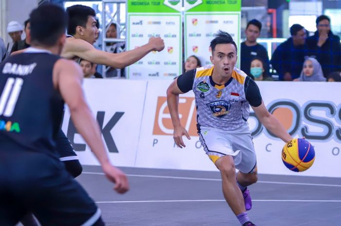 Pebasket Satya Wacana, Casiopeia Manuputty, saat melakoni laga penyisihan grup IBL GO-JEK 3X3 2018 melawan Garuda Bandung di Plaza Ambarukmo, Yogyakarta, Sabtu (14/7/2018).