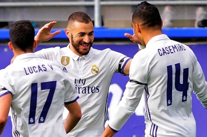 Penyerang Real Madrid, Karim Benzema (tengah), merayakan golnya ke gawang Eibar bersama Casemiro (kanan) dan Lucas Vazquez dalam partai La Liga di Municipal Ipurua, Eibar, 4 Maret 2017.