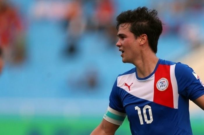 Phil Younghusband merayakan gol Filipina ke gawang Laos pada partai Piala AFF di Hanoi, 22 November 2014.