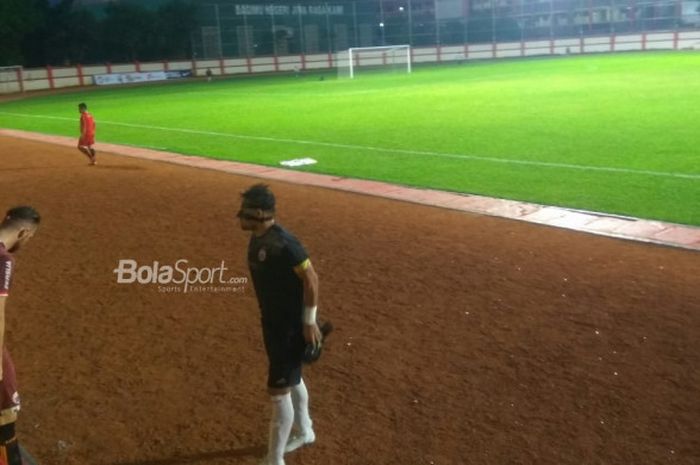 Kiper Persija Jakarta, Andritany Ardhiyasa saat bersiap masuk lapangan dengan mengenakan topeng dalam laga persahabatan melawan timnas U-23 Korea Selatan, di Stadion PTIK, Kamis (21/6/2018).