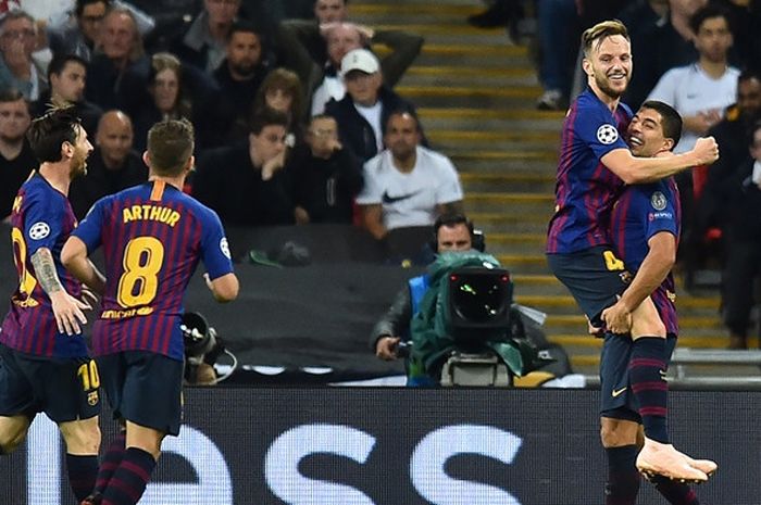  Gelandang FC Barcelona, Ivan Rakitic (kedua dari kanan), merayakan gol yang dicetak dengan memeluk Luis Suarez dalam laga Grup B Liga Champions melawan Tottenham Hotspur di Stadion Wembley, London, Inggris pada 3 Oktober 2018. 