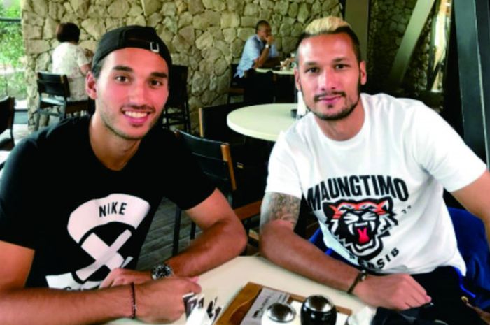 Ezra Walian bertemu dengan Raphael maitimo di sebuah kafe