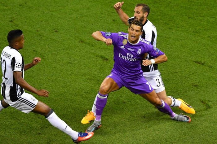 Dua pemain Juventus, Giorgio Chiellini (kanan) dan Alex Sandro (kiri), mengawal pergerakan megabintang Real Madrid, Cristiano Ronaldo, dalam laga final Liga Champions di Stadion Principality, Cardiff, Wales pada 3 Juni 2017.