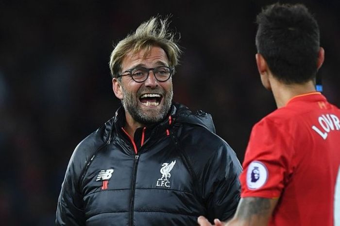 Manajer Liverpool, Juergen Klopp, berbicara dengan bek Dejan Lovren setelah laga Premier League lawan West Bromwich Albion di Stadion Anfield, Liverpool, 22 Oktober 2016.