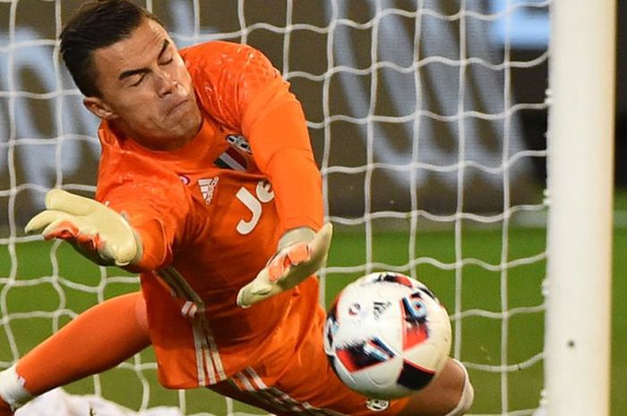 Kiper Juventus, Emil Audero Mulyadi, melakukan penyelamatan pada laga International Champins Cup kontra Melbourne Victory di Melbourne, 23 Juli 2016.