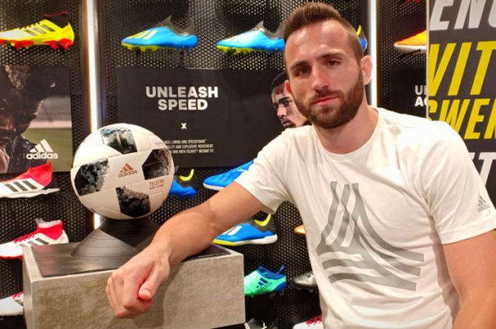 Pemain timnas Indonesia dan Bali United, Ilija Spasojevic, saat menghadiri acara peluncuran Adidas Energy Mode X18+ di gerai FISIK Football Grand Indonesia, Jakarta Pusat, pada Jumat (22/6/2018).