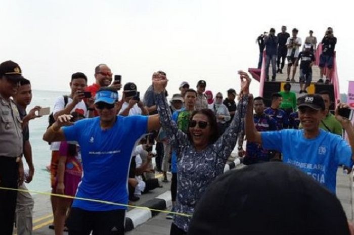 Wakil Gubernur DKI Jakarta Sandiaga Salahuddin Uno dan Menteri Kelautan dan Perikanan Susi Pudjiastuti memasuki garis finish bersama di Pulau Tidung, Kepulauan Seribu, Sabtu (5/5/2018). 