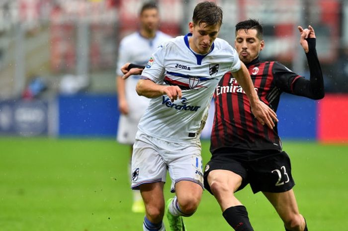 Aksi gelandang Sampdoria, Dennis Praet (kiri), saat mempertahankan bola dari incaran pemain AC Milan, Jose Ernesto Sosa, dalam laga Liga Italia 2016-2017 di Stadion Giuseppe Meazza, Milan, Italia, pada 5 Februari 2017.