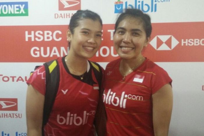 Pasangan ganda putri Indonesia, Nitya Krishinda Maheswari/Yulfira Barkah, berpose seusai menjalani babak kedua Indonesia Masters 2018 yang berlangsung di Istora Senayan, Jakarta, Kamis (25/1/2018).