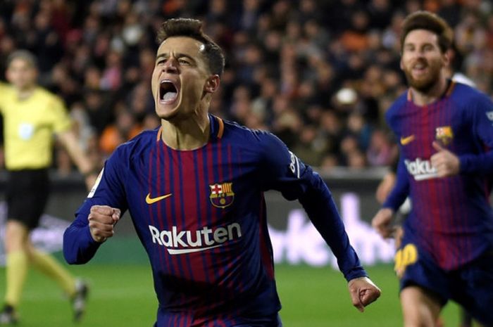 Gelandang FC Barcelona, Philippe Coutinho, merayakan gol yang dia cetak ke gawang Valencia dalam laga leg kedua semifinal Copa del Rey di Stadion Mestalla, Valencia, Spanyol, pada 8 Februari 2018.