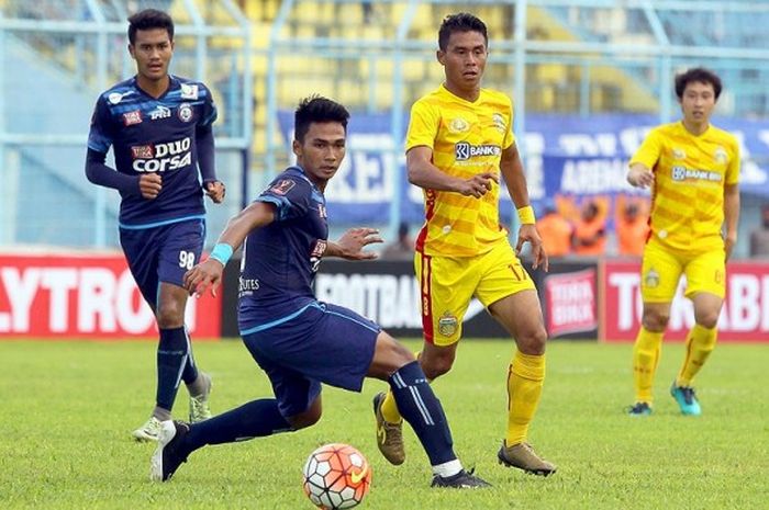  Bek Arema FC, Bagas Adi Nugraha, berupaya menghadang laju gelandang Bhayangkara FC, Alsan Sanda, dalam laga perdana Grup B Piala Presiden 2017 di Stadion Kanjuruhan Malang, Jawa Timur (05/02/2017). 