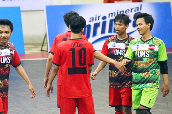 Tim putra Universitas Muhammadiyah Surakarta (merah) bersalaman dengan tim Universitas PGRI Semarang diakhir gelaran LIMA Futsal Kaskus Central Java and Yogyakarta Conference 2017 di GOR Ki Bagoes Hadikoesoemo, Universitas Islam Indonesia, Yogyakarta, Minggu (20/8/2017).