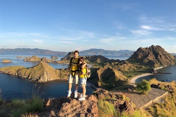 Marcus Fernaldi Gideon dan Agnes Amelinda Mulyadi berpose di Pulau Padar, NTT