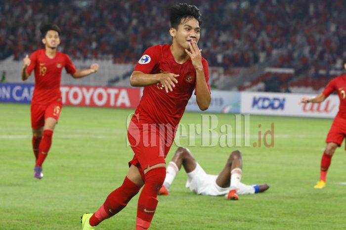 Gelandang Timnas U-19 Indonesia Witan Sulaeman selebrasi gol ke gawang Timnas U-19 Uni Emirat Arab dalam laga terakhir Grup A Piala Asia U-19 2018 di Stadion Utama Gelora Bung Karno, Jakarta, Rabu (24/10/2018) malam WIB.