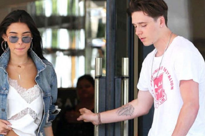 Madison  Beer (kiri) bersama dengan Brooklyn Beckham (kanan)